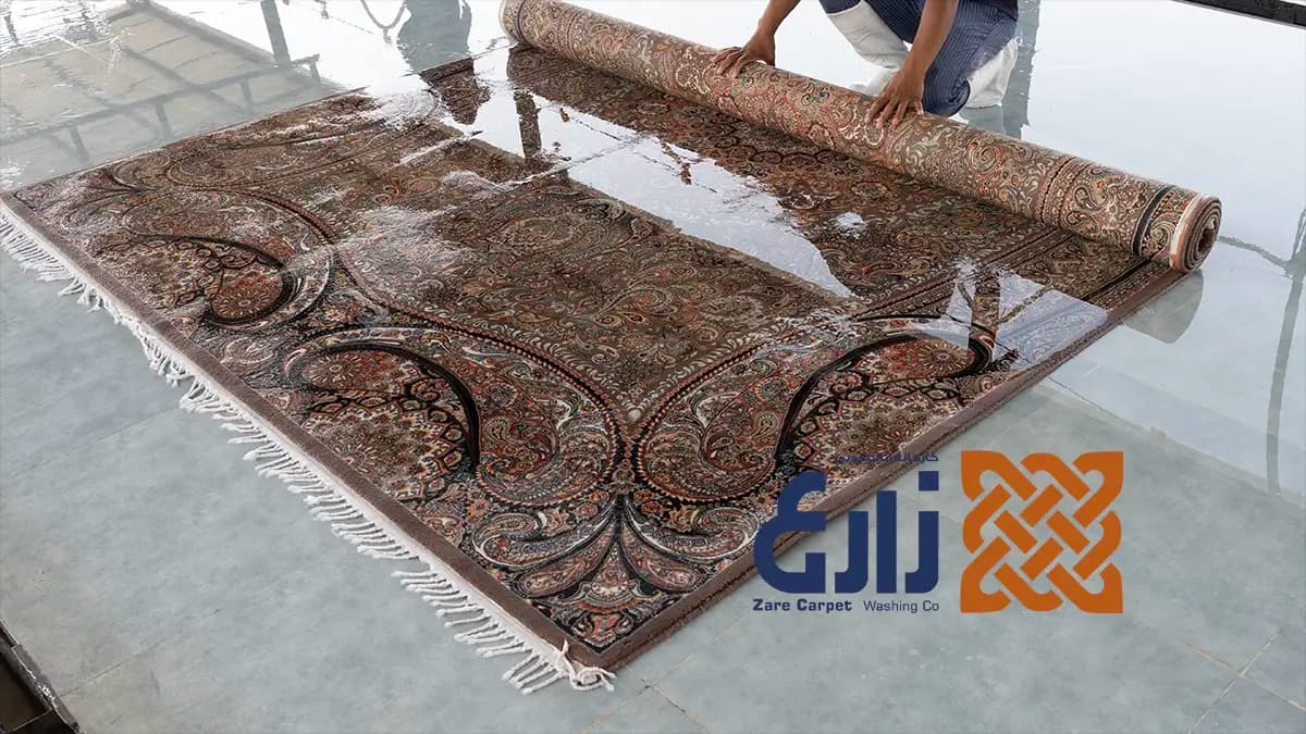 کارگر کارخانه زارع در حال جابه‌جایی فرش روی سطح شست‌وشو