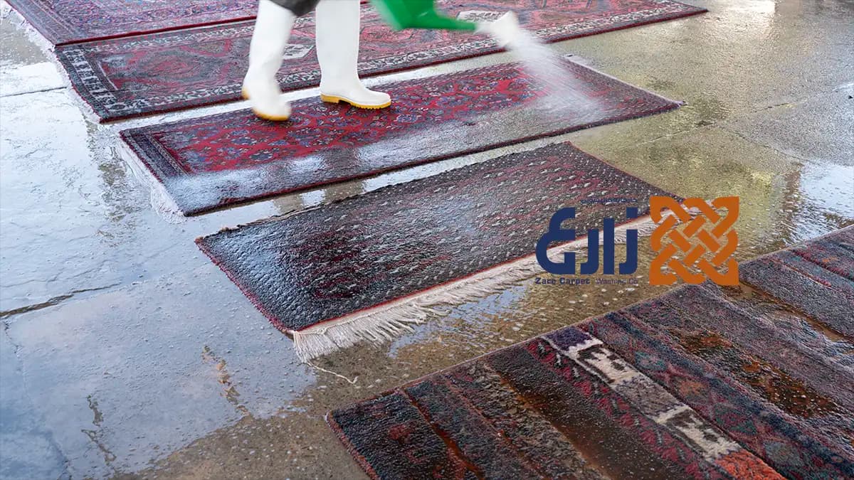 شست‌وشو و آبکشی قالیچه‌های دستباف در فضای کارخانه زارع