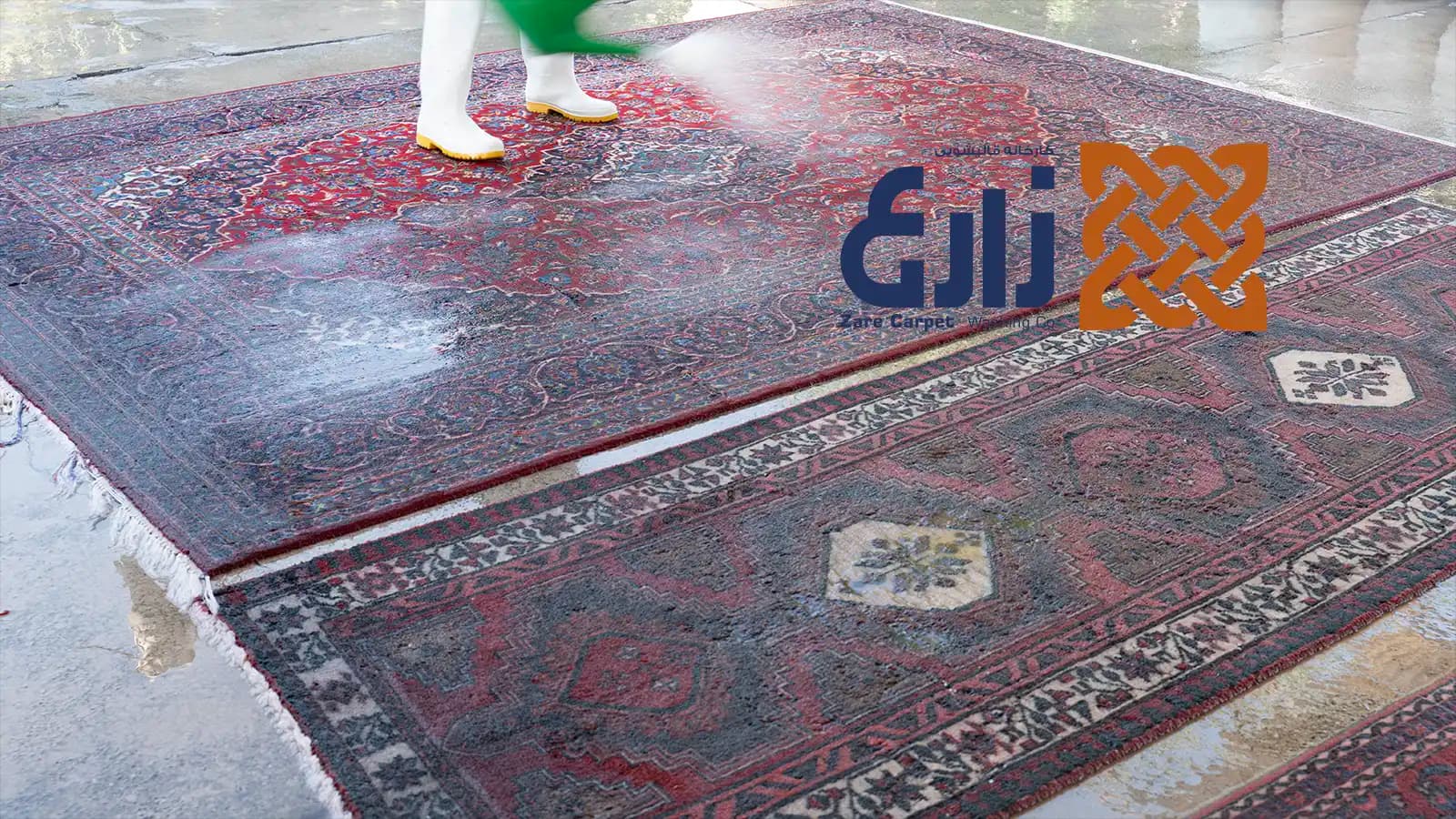 آبکشی فرش‌های دستباف در کارخانه قالیشویی زارع
