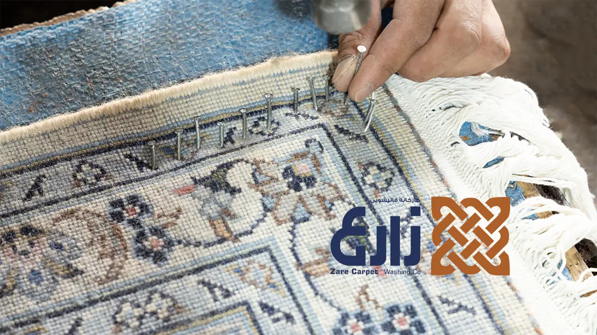جزئیات میخ‌های مهار در گوشه فرش دستباف کنار گلیم‌باف و ریشه‌های سفید