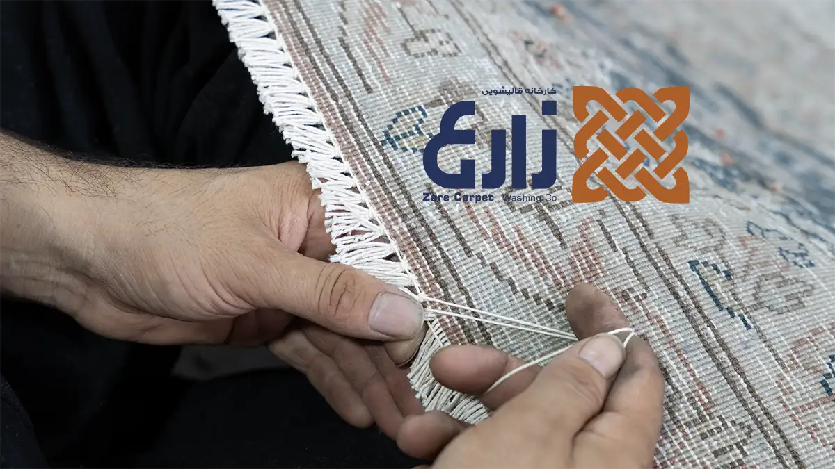 کار دستی روی دستههای ریشه در پشت فرش دستباف در کارگاه زارع