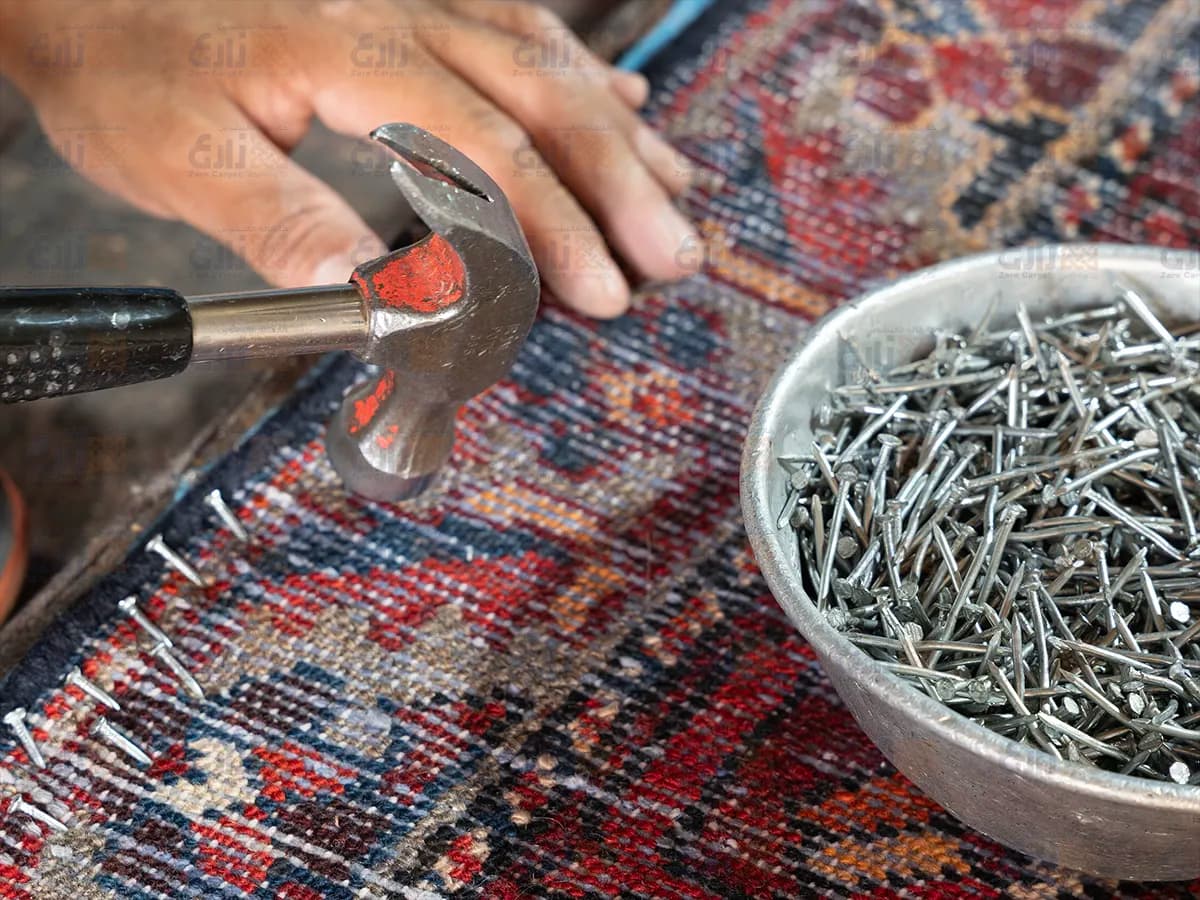 دارکشی و اصلاح کجی فرش در کارگاه قالیشویی زارع