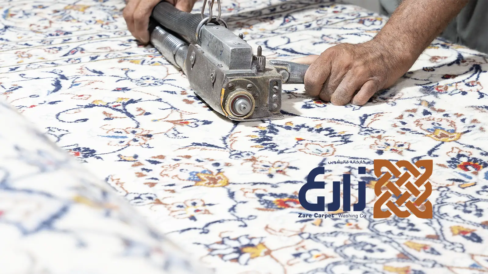 کار با دستگاه پرداخت روی سطح فرش دستباف با زمینه روشن