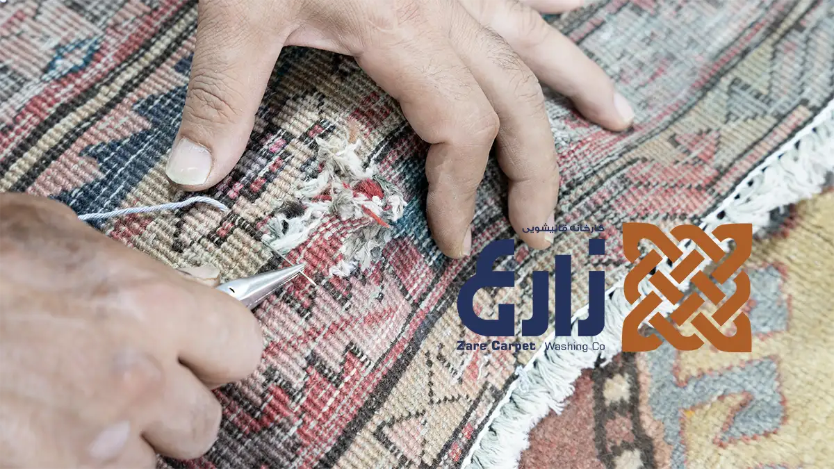 بررسی شکاف و تارهای آزاد در پشت فرش دستباف نزدیک لبه ریشهدار