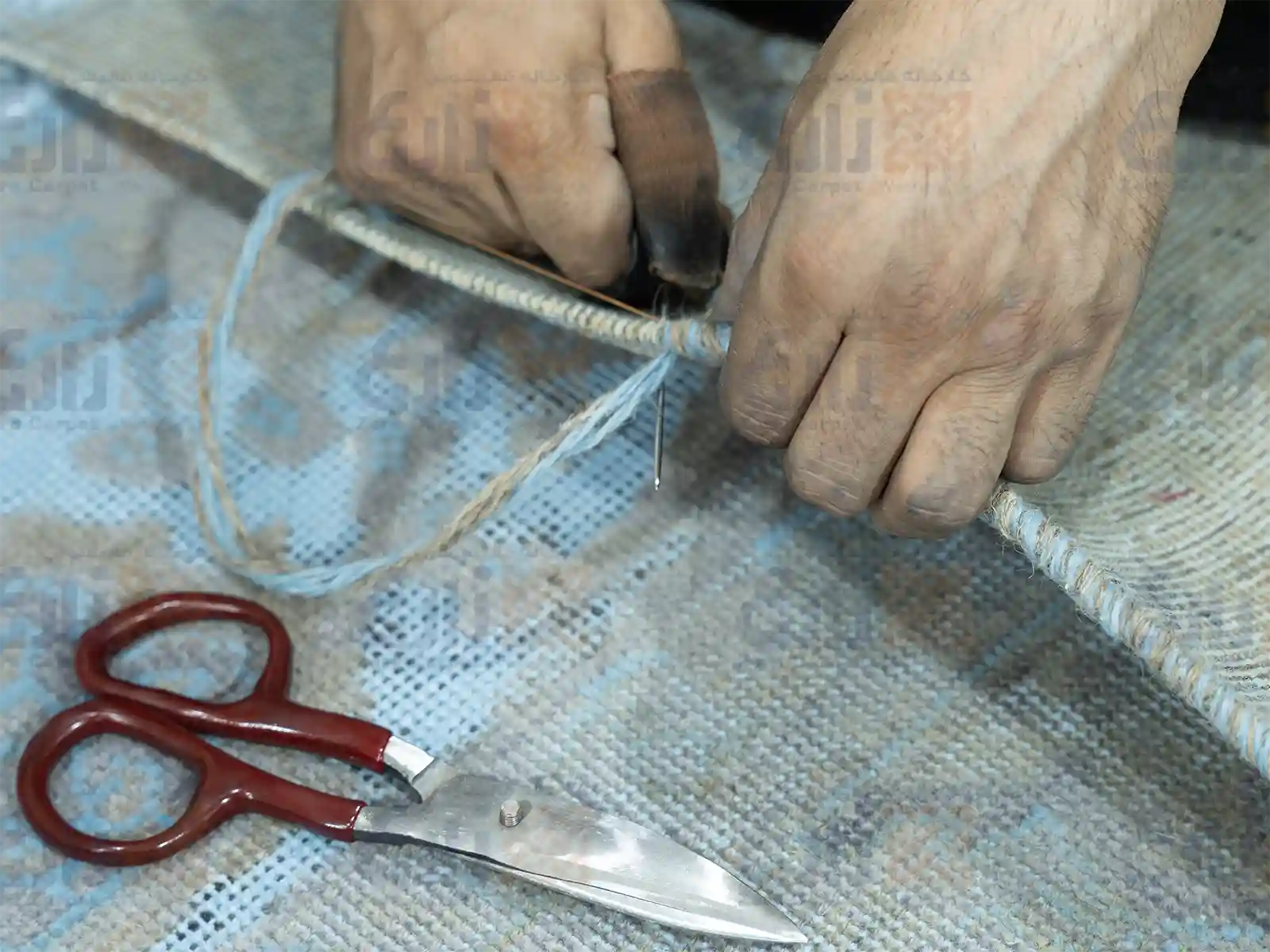 شیرازهدوزی تخصصی فرش در کارخانه قالیشویی زارع