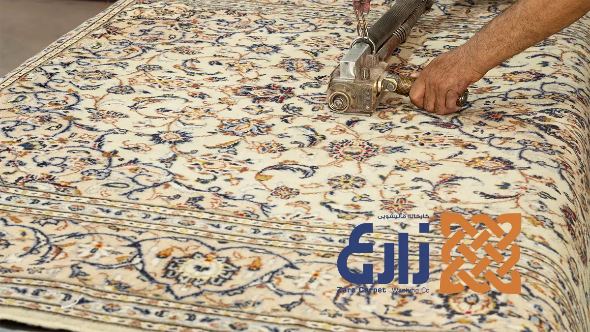 کار با دستگاه پرداخت روی سطح یک فرش گلدار در قالیشویی زارع